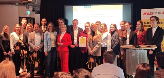 Bild zu BBZ Bad Oldesloe erhält Auszeichnung „Die Gelbe Hand“: Starkes Zeichen gegen Rassismus