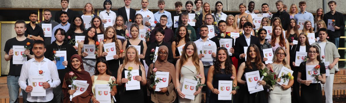Ein Hoch auf uns! Berufsfachschule I und Berufsfachschule III feiern ihren Abschluss Berufsbildungszentrum Bad Oldesloe
