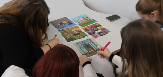 Staatlich anerkannte Erzieherin/Staatlich anerkannter Erzieher (3 od. 2 Jahre) Bild zu Staatlich anerkannte Erzieherin/Staatlich anerkannter Erzieher (3 od. 2 Jahre)