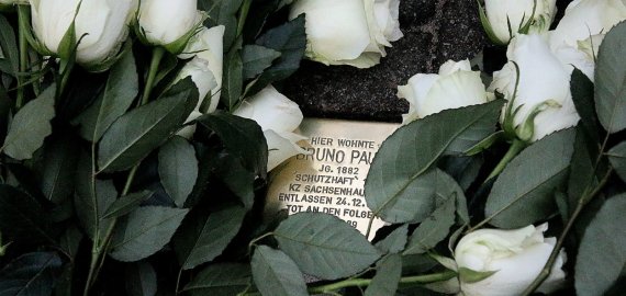 Bild zu Berufsschüler/-innen auf den Spuren von Bruno Paul Stolpersteinverlegung in Bad Oldesloe