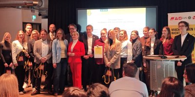 BBZ Bad Oldesloe erhält Auszeichnung „Die Gelbe Hand“: Starkes Zeichen gegen Rassismus