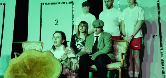 Bild zu Wahnsinn mit Methode – Theaterkurs begeistert mit „Die Physiker“