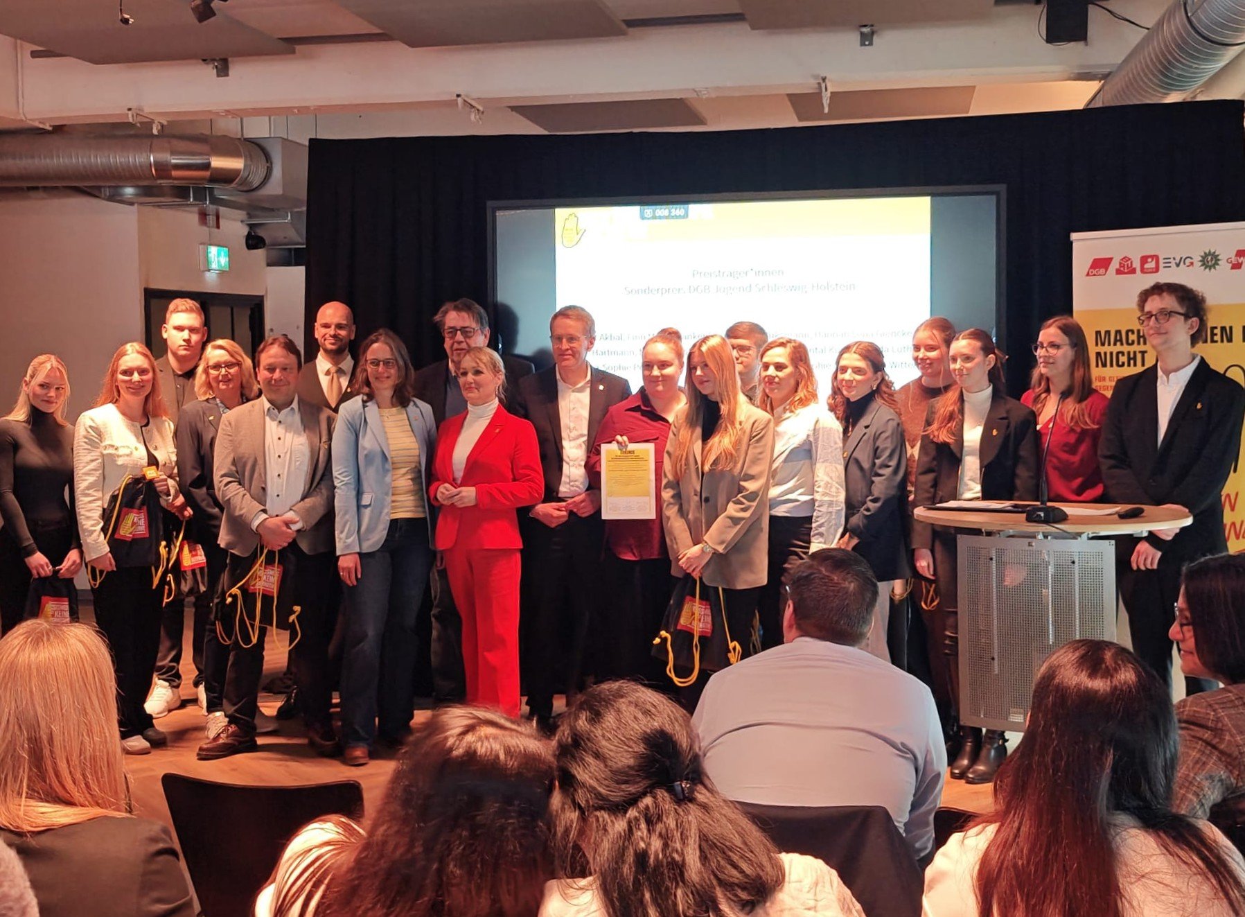 Strahlende Preisträger des BBZ Bad Oldesloe mit Ministerpräsident Daniel Günther 