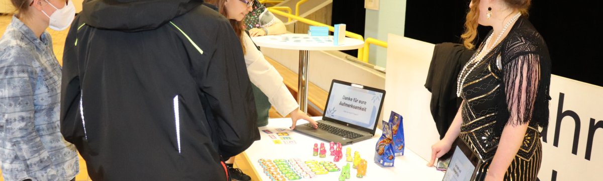 Schokolade und Fußball - Fairtrade Tag an der Beruflichen Schule in Bad Oldesloe Berufliche Schule des Kreises Stormarn in Bad Oldesloe