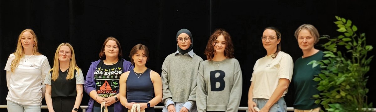 Feminine Wut: Lasst Frauen sprechen Erster Schülerinnen-Poetry-Slam zum Weltfrauentag am BBZ Bad Oldesloe Berufsbildungszentrum Bad Oldesloe