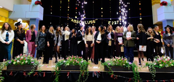 Bild zu Feierliche Verabschiedung der Absolventinnen der Fachschule für Sozialpädagogik (Teilzeit)