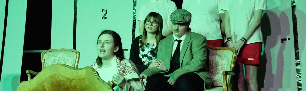 Wahnsinn mit Methode – Theaterkurs begeistert mit „Die Physiker“ Berufsbildungszentrum Bad Oldesloe