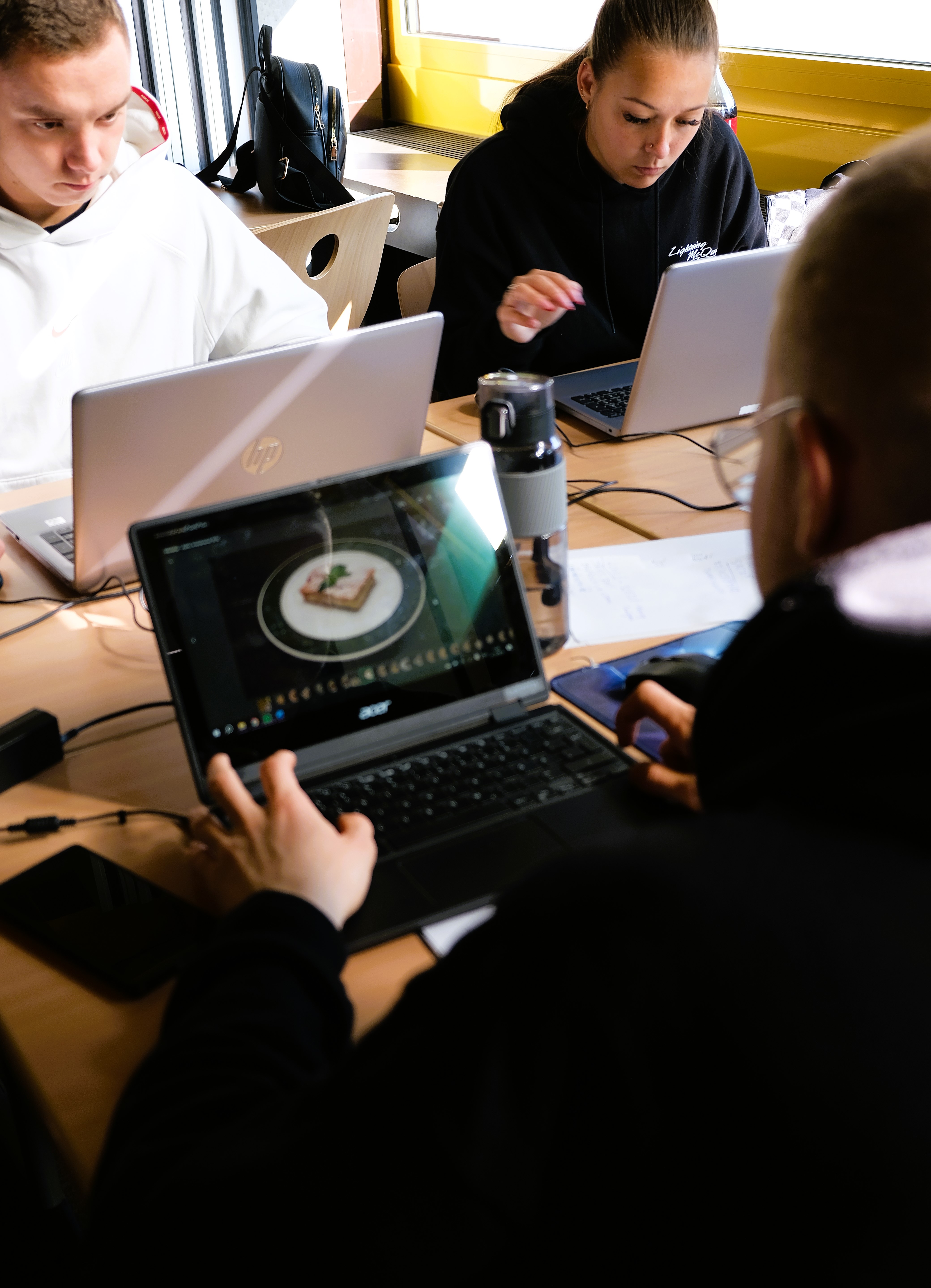 Lehrkraft D. Westfahl unterstützt tatkräftig